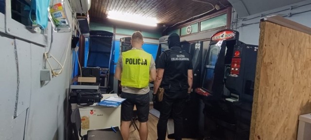 Po raz kolejny tczewscy policjanci, wspólnie z funkcjonariuszami Krajowej Administracji Skarbowej, przeprowadzili akcję dotyczącą nielegalnych gier hazardowych. Konieczne było wyważenie drzwi do lokalu, w którym znajdowały się automaty. 