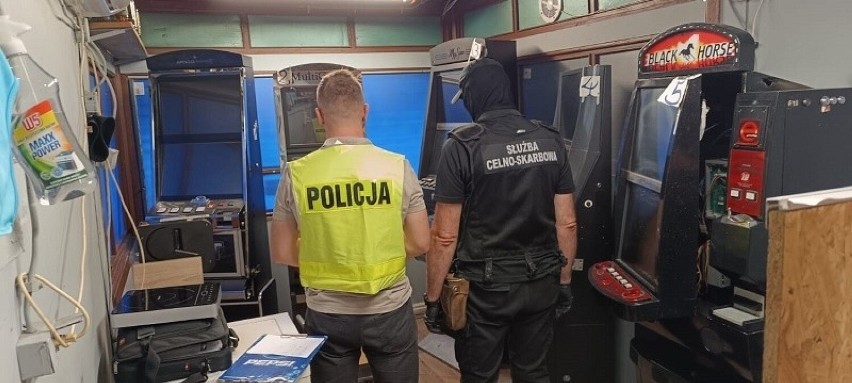 Nielegalny hazard w Tczewie. Policjanci musieli wyważyć drzwi 