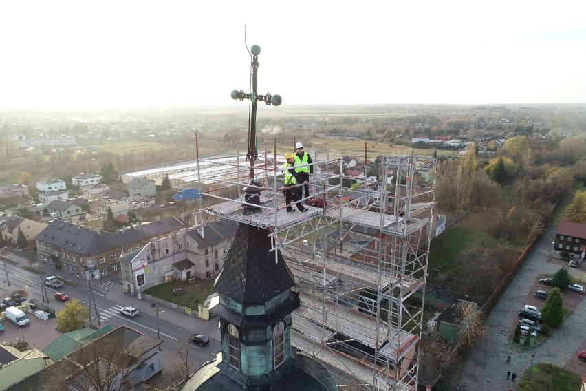 Po stu latach krzyż z wieży bazyliki w Zduńskiej Woli dotknął Ziemi ZDJĘCIA