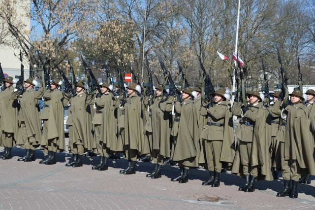 Salwa honorowa oddana przez kompanię honorową Wojska Polskiego