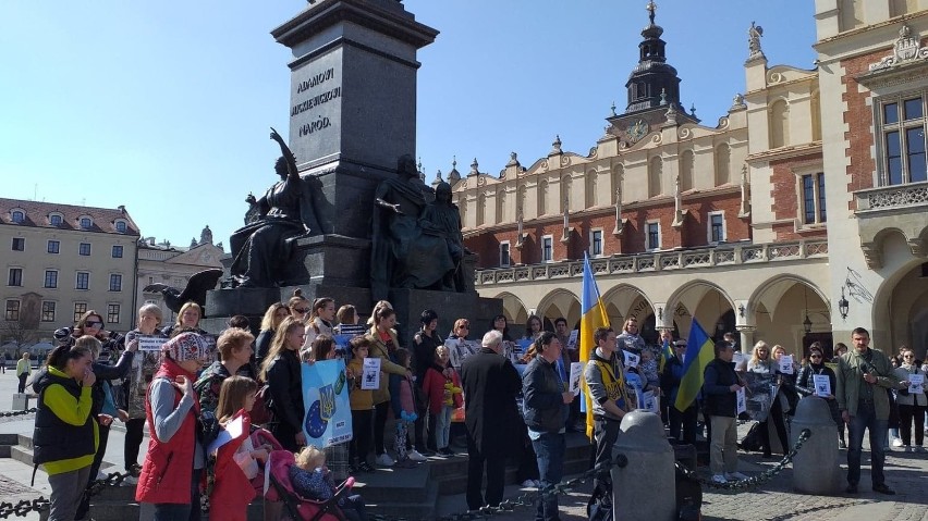 Demonstracja Ukraińców na Rynku Głównym. Brało w niej udział...