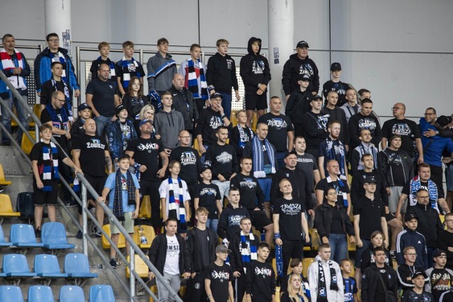 Zawisza Bydgoszcz gładko pokonał Unię Swarzędz 4:0 w spotkaniu 4. kolejki III ligi. W niedzielny wieczór goście nie mieli wiele do powiedzenia, a z bramek dla bydgoskiej drużyny cieszyli się Maciej Koziara (dwukrotnie), Patryk Urbański i Kamil Żylski. 

Mamy dużo zdjęć z meczu i trybun - zobacz je na kolejnych stronach ->>>