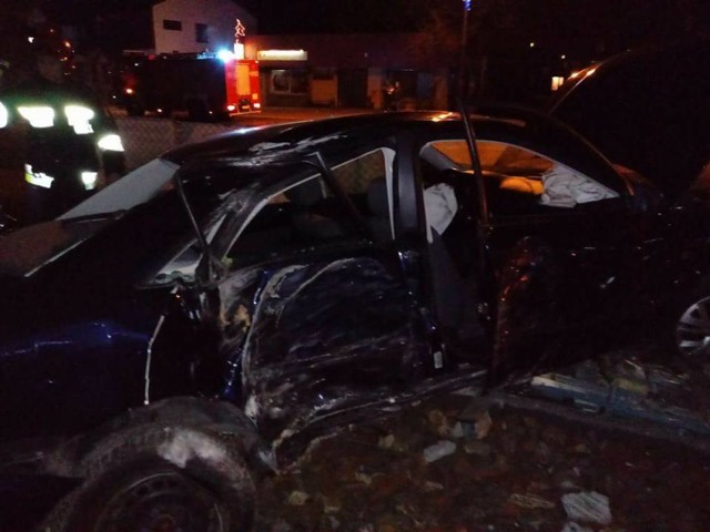 Wypadek w Werbkowicach: przeleciał nad chodnikiem, uderzył w drzewo i skończył w płocie