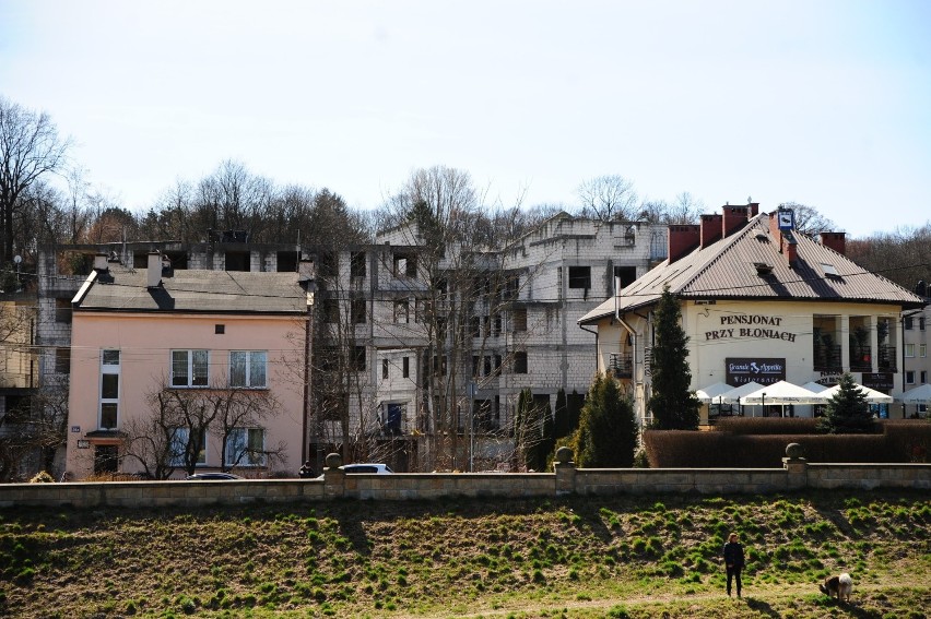 Kraków. Miało być atrakcyjne osiedle u podnóża kopca Kościuszki. Bloki od 20 lat popadają w ruinę [ZDJĘCIA] 