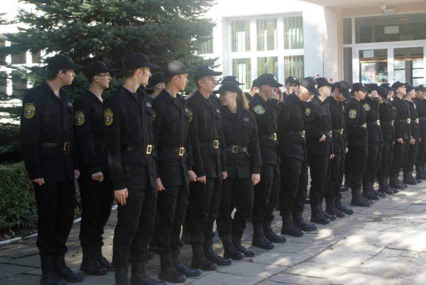 Ślubowanie uczniów klasy mundurowej III LO na placu Bema w...