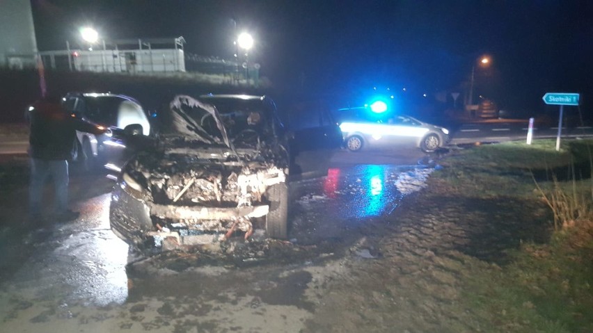Koło Szczecinka spłonęło auto warte kilkaset tysięcy [zdjęcia]