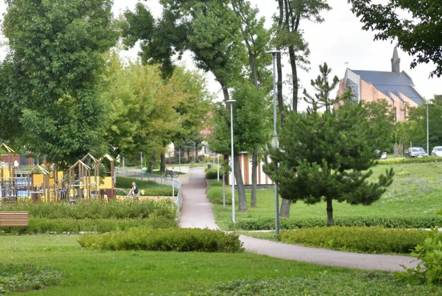 W Radomiu na osiedlu Obozisko znajduje się piękny park, który jest doskonałym miejscem na spacer dla całej rodziny. W parku znajduje się siłownia, duże place zabaw dla dzieci, skate park i tężnia solankowa, która cieszy się dużym zainteresowaniem.

Zobacz na kolejnych slajdach jak prezentuje się park