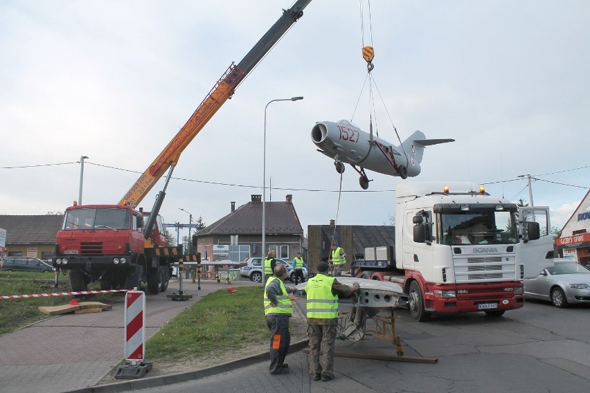 Samolot dotarł do Andrychowa nad ranem. Potrzebny był dźwig