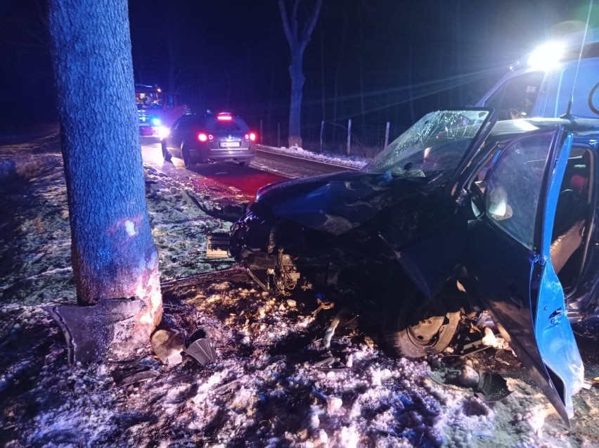 Wypadek na trasie Wilkowo Polskie - Karśnice. Samochód uderzył w drzewo, kierowca trafił do szpitala. Był pijany! 