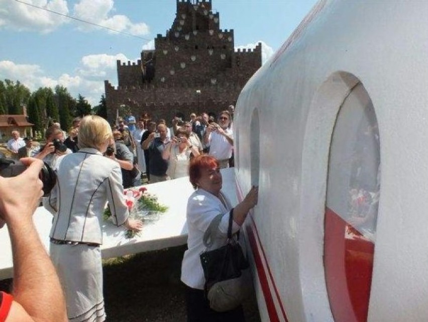 Pomnik prezydenckiego samolotu Tu-154 został poświęcony w...