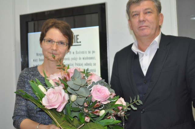 Na zdjęciu Grażyna Stolarska - Dukat oraz dyrektor biblioteki Dariusz Kowalczyk