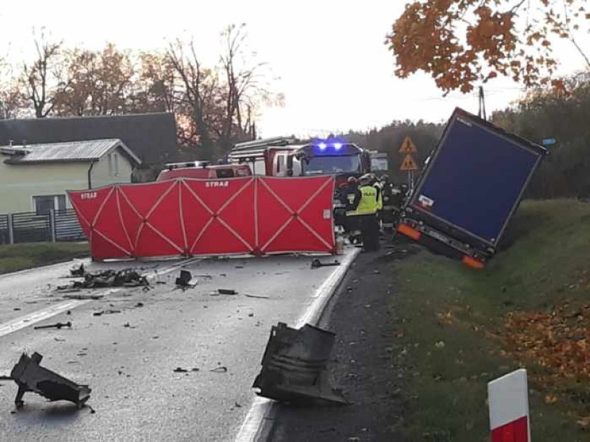 Śmiertelny wypadek na krajowej dwudziestce w Hopowie - zderzyły się dwie ciężarówki i samochód osobowy