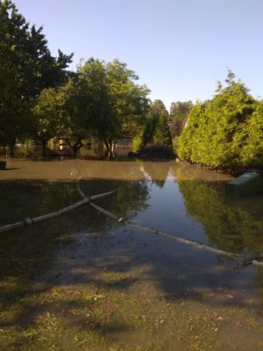 Dom na ulicy Skalnej w Rybniku pod wodą. Strażacy ewakuowali kobietę, która trafiła do szpitala.