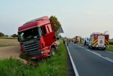 Wypadek na drodze krajowej nr 25 w Płociczu. Dwie ciężarówki w rowie