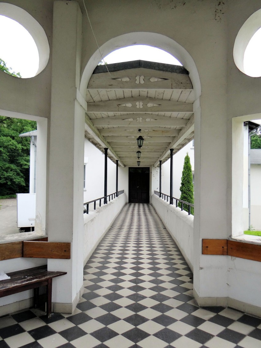 fot. Jolanta Dyr - kryty korytarz między częściami pałacu w...