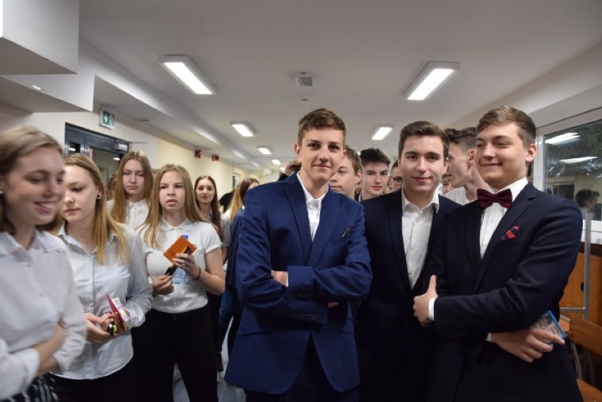 Pruszcz Gdański: Egzamin gimnazjalny w Szkole Podstawowej nr 2 przebiega bez zakłóceń. Gimnazjaliści piszą testy [ZDJĘCIA, WIDEO]