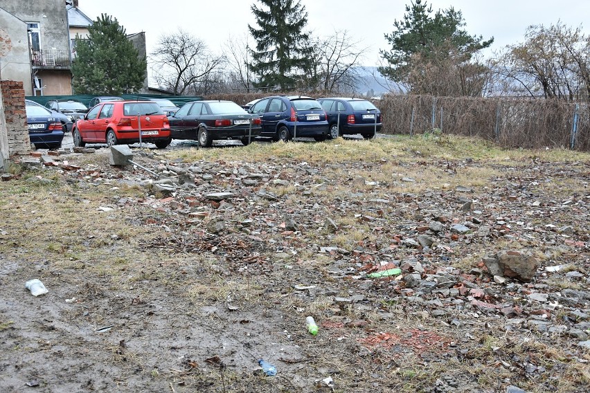 Nasze miejsca wstydu. Rok temu w ramach akcji Trash Challenge sprzątaliśmy parking przy Dworzysku. Śmieci wróciły niestety na swoje miejsce