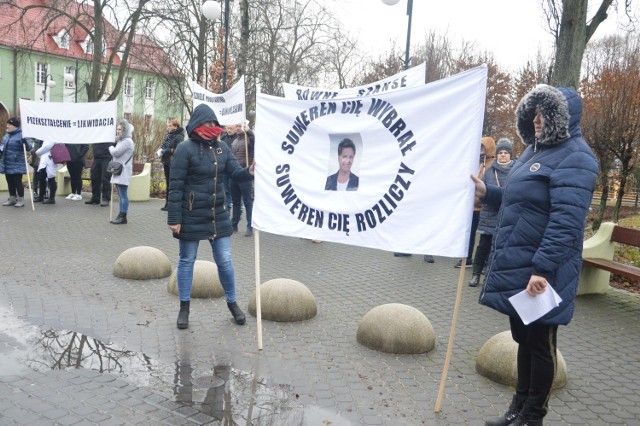 W lutym 2020 r. rodzice pikietowali pod Urzędem Miejskim w Miastku przeciwko reformie oświaty w gminie