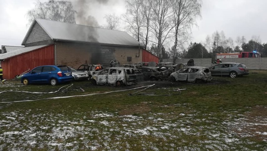 W pożarze w Pieńkach Laskowskich spłonęło 16 samochodów. Sprawę bada policja[FOTO]