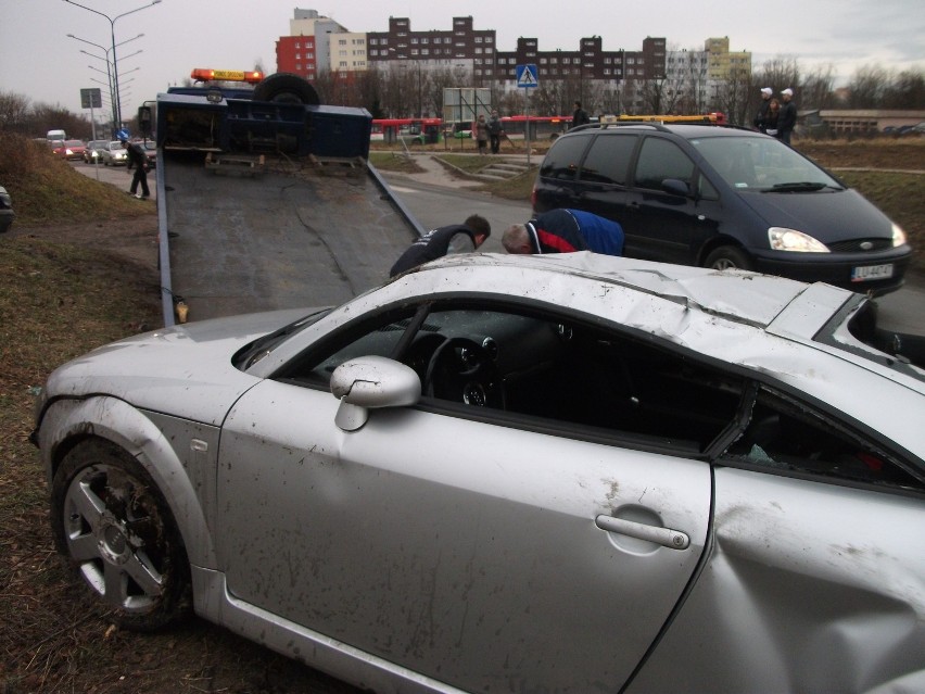 Ul. Choiny: Audi TT dachowało. Kierowca w szpitalu (ZDJĘCIA)