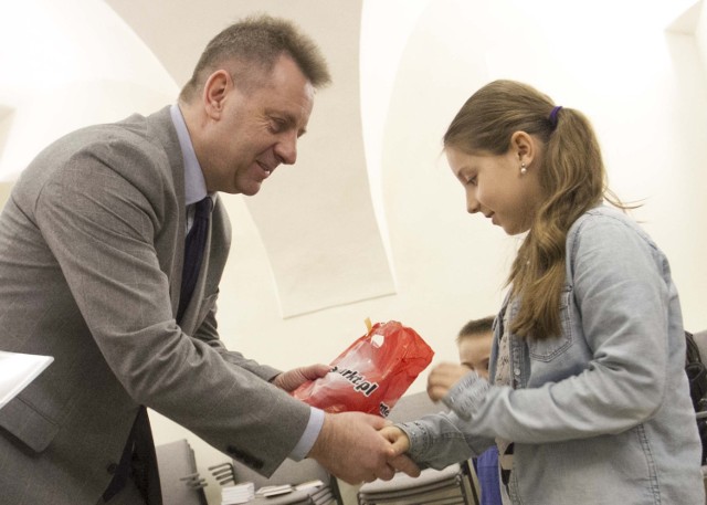 Konkurs fotograficzny TPPT i fundacji "Wyciągamy dzieci z bramy" rozstrzygnięty. Nagrody laureatom wręczali Waldemar Domarańczyk, prezes TPPT i Jacek Sokalski, założyciel fundacji