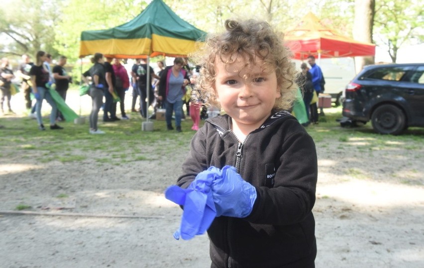 Śmieci w lesie, parku, czy nad wodą są prawdziwą zmorą....