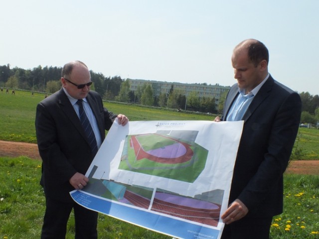 Stadion lekkoatletyczny w Bełchatowie - wizualizację prezentują starostowie Szczepan Chrzęst i Marek Jasiński