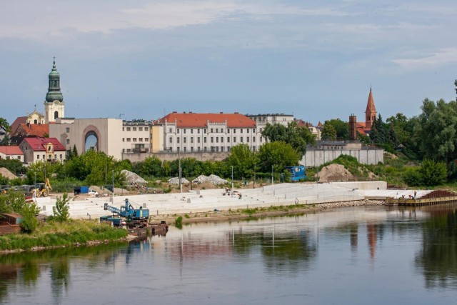 Pracom na budowie nabrzeża Wisły w Fordonie sprzyja niski stan rzeki