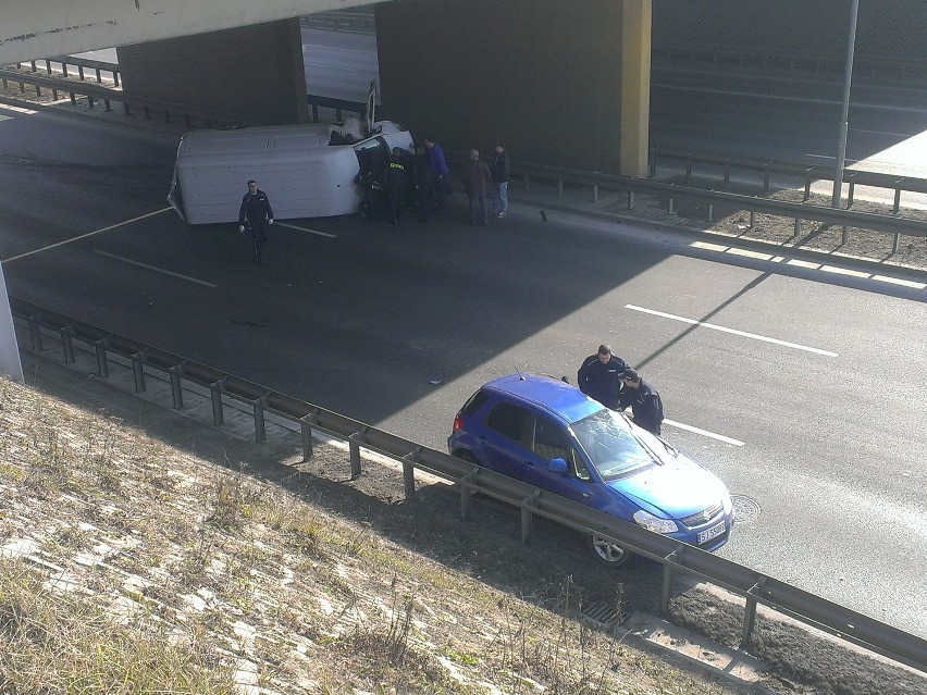 Wypadek samochodu dostawczego z suzuki zdjęci wykonane kilka...