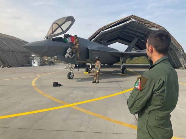 Oddział Włoskich Sił Powietrznych wylądował w Malborku na razie z dwoma samolotami piątej generacji.