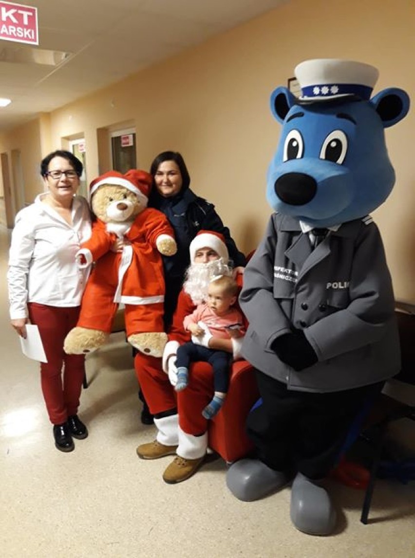  Policjanci z Kraśnika zorganizowali świąteczną niespodziankę dla najmłodszych pacjentów Szpitala Powiatowego w Kraśniku (ZDJĘCIA)