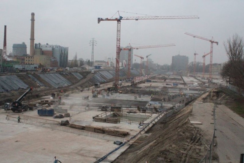 Na placu budowy Dworca Łódź fabryczna kończy się wylewanie betonowego stropu i startują prace przy budowie tunelu od strony stacji Łódź Widzew.