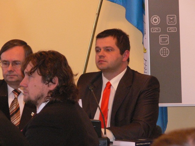 Radny Piotr Gołaszewski (z prawej) nie ma sobie nic do zarzucenia w kontekście pracy dla SCW Nadzieja