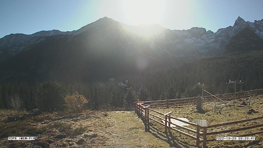 Tatry. W górach spadł świeży śnieg, spadła temperatura. Na szlakach zrobiło się bardzo ślisko 