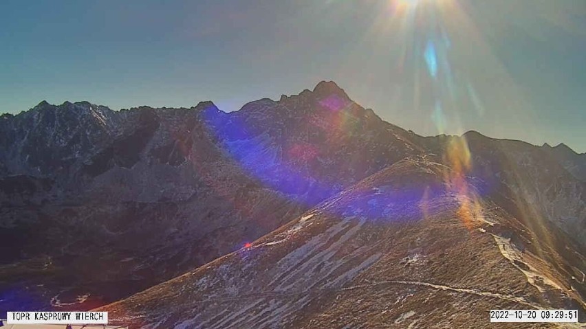 Tatry. W górach spadł świeży śnieg, spadła temperatura. Na szlakach zrobiło się bardzo ślisko 