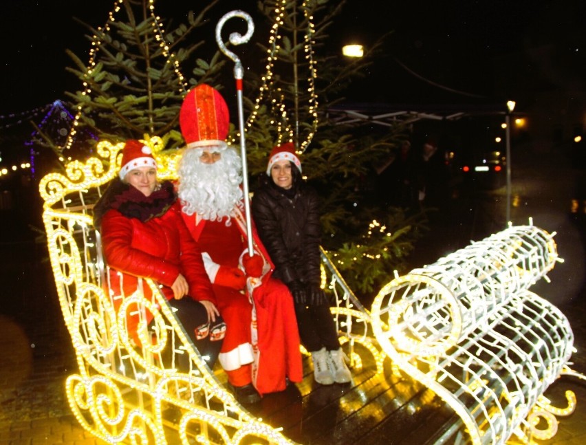 Mikołajkowa zabawa na rynku w Opatowie. Były tańce i konkursy ze Świętym Mikołajem oraz uroczyście zapalono świąteczną choinkę