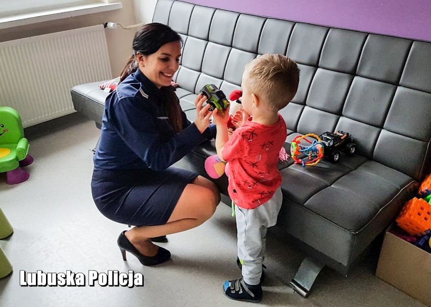 NOWA SÓL Policjanci zebrali zabawki i przekazali je dzieciom przebywającym w szpitalu. Brawo! [ZDJĘCIA]