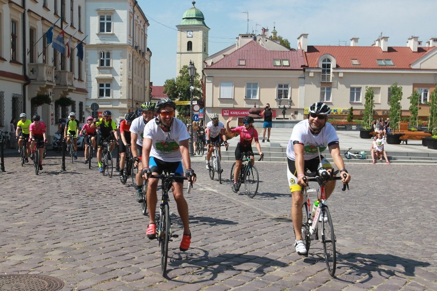 Bardzo zmęczeni, ale szczęśliwi uczestnicy rajdu witani...