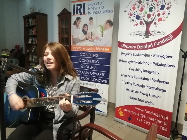 Katarzyna Doroszenko śpiewała przy akompaniamencie gitary, którą zabrała do Polski uciekając przed wojną. Miłość do muzyki okazała się większa od zagrożeń.