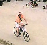 Kto ukradł rower na Bulwarze Nadmorskim w Gdyni? Jeśli znasz mężczyznę ze zdjęcia, powiadom policję