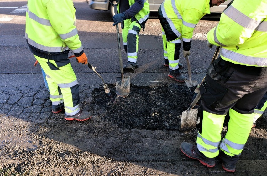 Chełm. Drogowcy łatają dziury na chełmskich ulicach i ubytki na chodnikach 