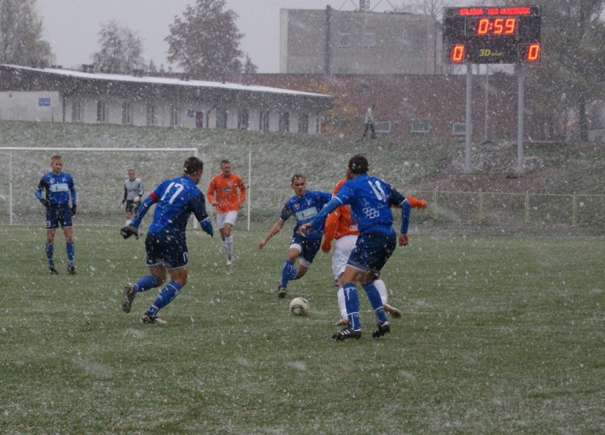 II liga: W śnieżnym meczu Calisia Kalisz przegrała z MKS Kluczbork 0:2. ZDJĘCIA