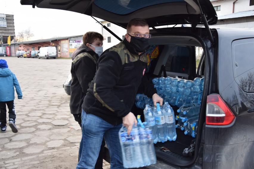 Pruszcz Gdański. 1500 litrów wody zebrali dla pacjentow z COVID-19 harcerze na apel chorego druha |ZDJĘCIA