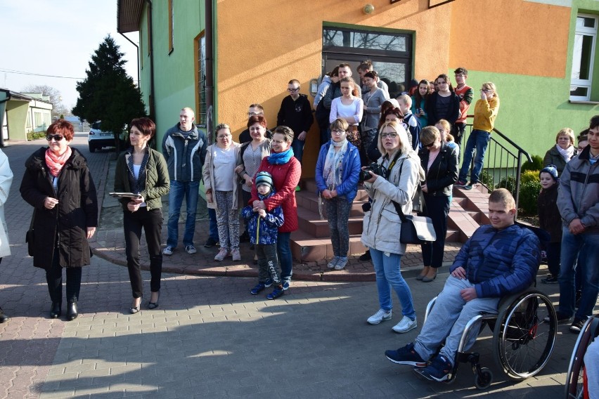 Nowe auto i boisko w Specjalnym Ośrodku Szkolno-Wychowawczym w Sieradzu