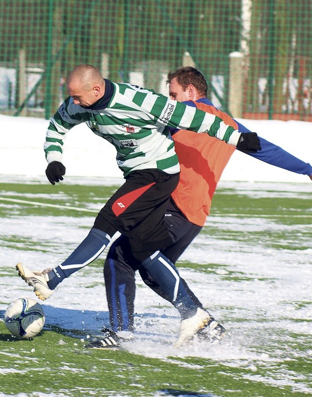 Marcin Kobierski (przy piłce) zdobył gola dla Warty