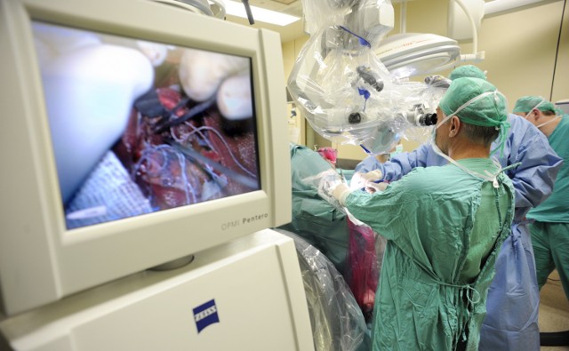 W szpitalu Biegańskiego zabieg wszczepienia implantu do serca przeprowadza się   bez otwierania klatki piersiowej pacjenta.