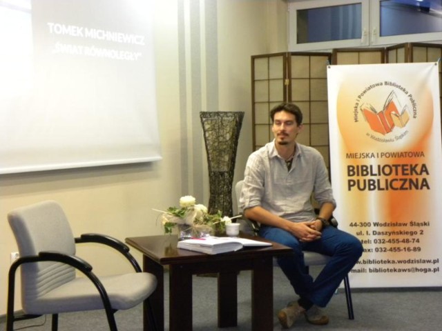 Tomasz Michniewicz spotkał się z czytelnikami w wodzisławskiej bibliotece