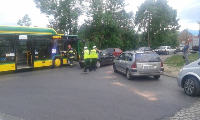 Groźny wypadek autobusu i samochodu osobowego na skrzyżowaniu DK 44 znacznie utrudnił przejazd.