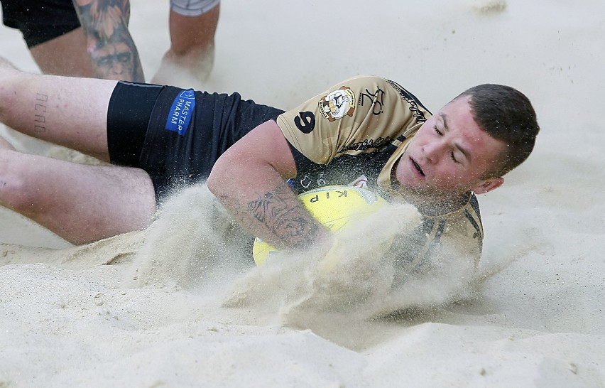 Rugby na plaży Manufaktury.