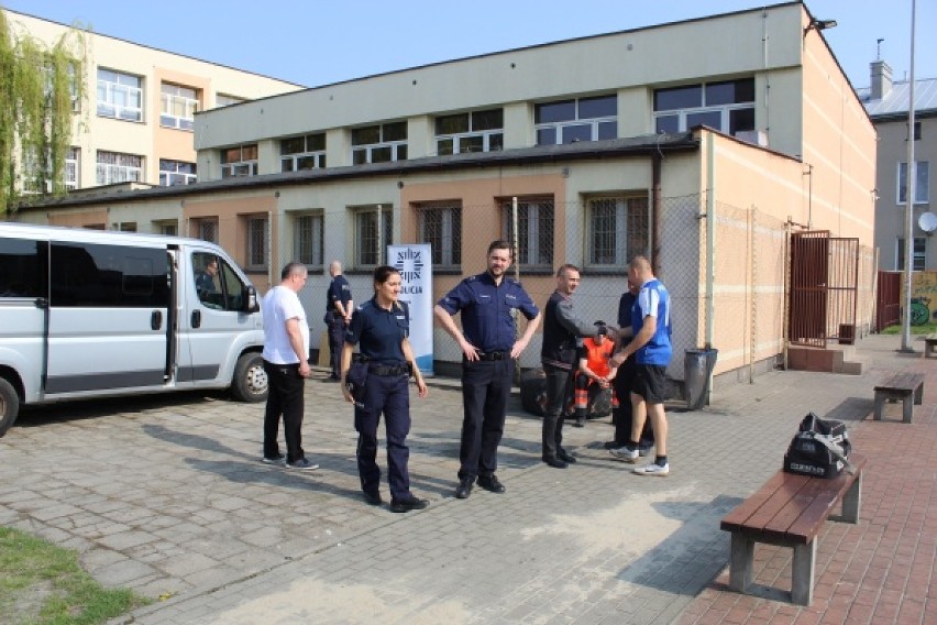 Policja w Kaliszu spotkała się z cudzoziemcami na boisku